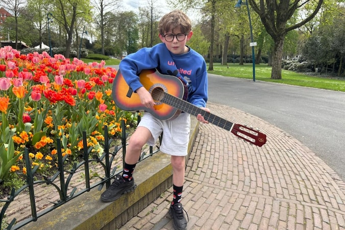 Muziek tussen de tulpen: Bredase Boan (9) speelt gitaar in het ...
