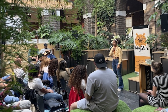 Rappers en dichters verzamelen! De Schiedamse Poetry Slam is terug ...