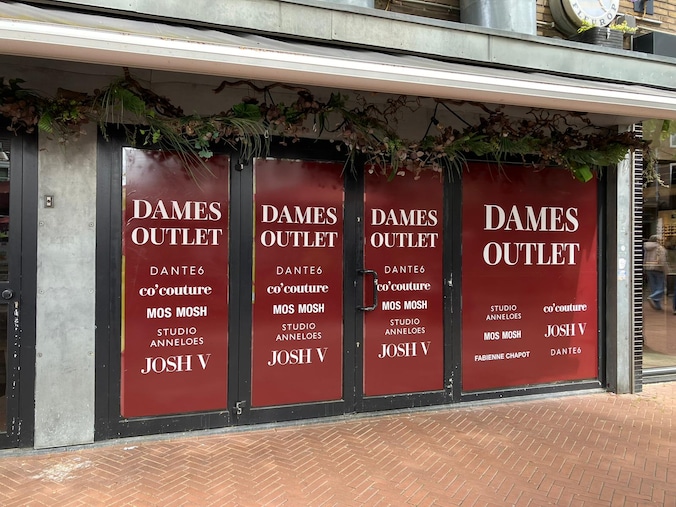 Dedicated Damesoutlet, Koningsplein, naast Koningstraat 24 (centrum)