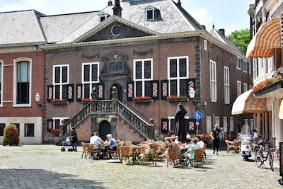 Zon op je bakkes! Op deze kaart zie je op welke terrassen in Vlaardingen de zon nú schijnt