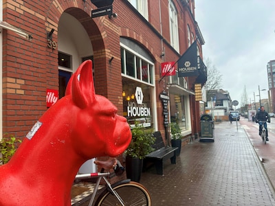 Wa? Worstenbroodjes van Houben weg uit de Willemstraat