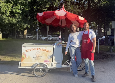 Utrechts stel verkoopt deze zomer ijs in het park: ‘Ze vinden onze ijskar heel leuk’