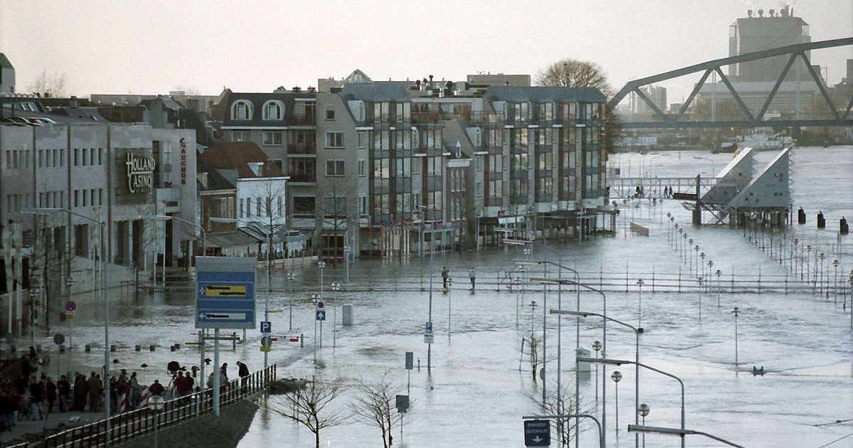 10 x foto's van de overstroming van de Waal in 1995