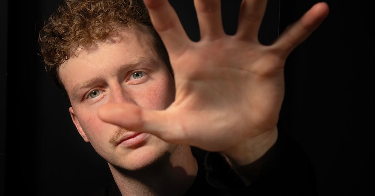 Amersfoorter Job is finalist bij het Keistad Cabaret Festival: ‘Ik denk mezelf voortdurend in de nes