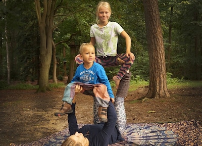 Bewegen en lachen: hier probeer je acroyoga met je kind in de herfstvakantie