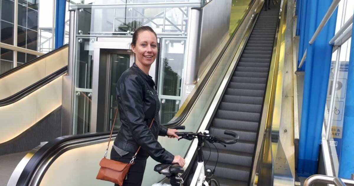 Typisch Zoetermeers! Zo ga je met je fiets de roltrap van de ...