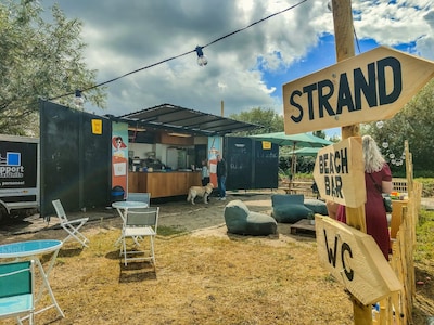 Rebel Beachbar is open: pulled chicken vanaf loungebanken in het zand