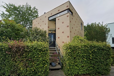 Polkadots op de gevel? Deze opvallende woning in Enschede zit onder de stippen