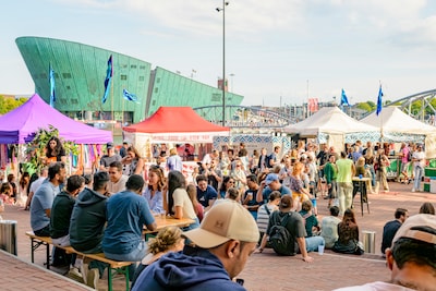 Lekker lang tafelen aan De Langste Tafel van Amsterdam