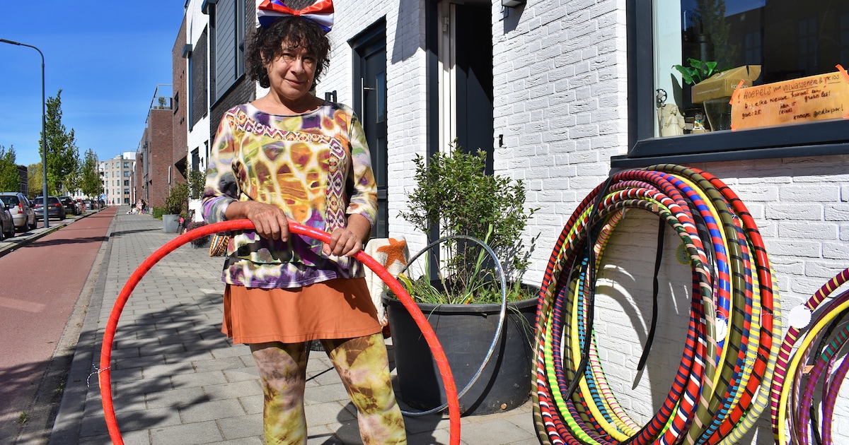 Opgehoepeld! Bij het kleedje van Ondine koop je (en probeer je).. hoepels