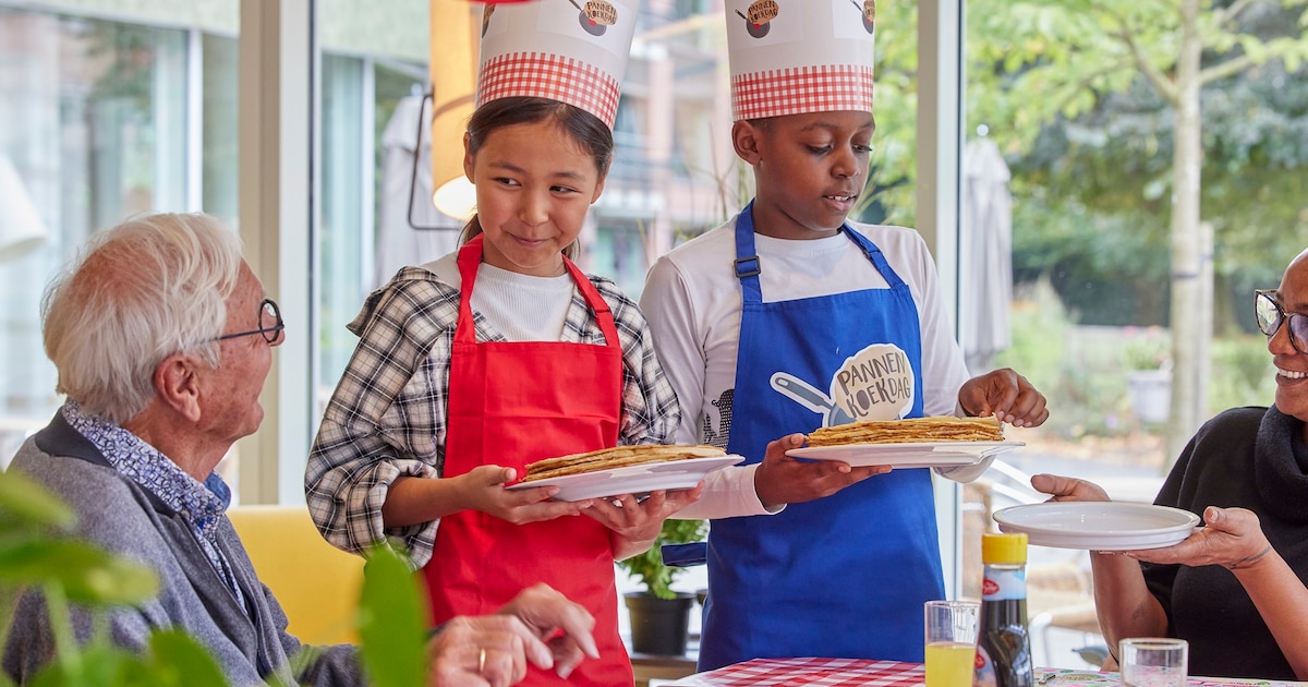 Lief! Delftse leerlingen bakken pannenkoeken voor ouderen