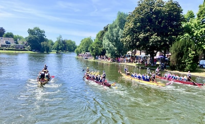 Zien! Chinese drakenboten met trommelaars racen op de Singel
