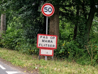 Mysterie opgelost: hier komt het bord met ‘Pas op mama flitser’ vandaan